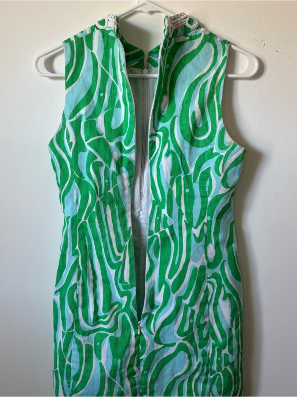 Sleeveless Green Wave-Print Shift Dress with Decorative Trim - Picture 10 of 14